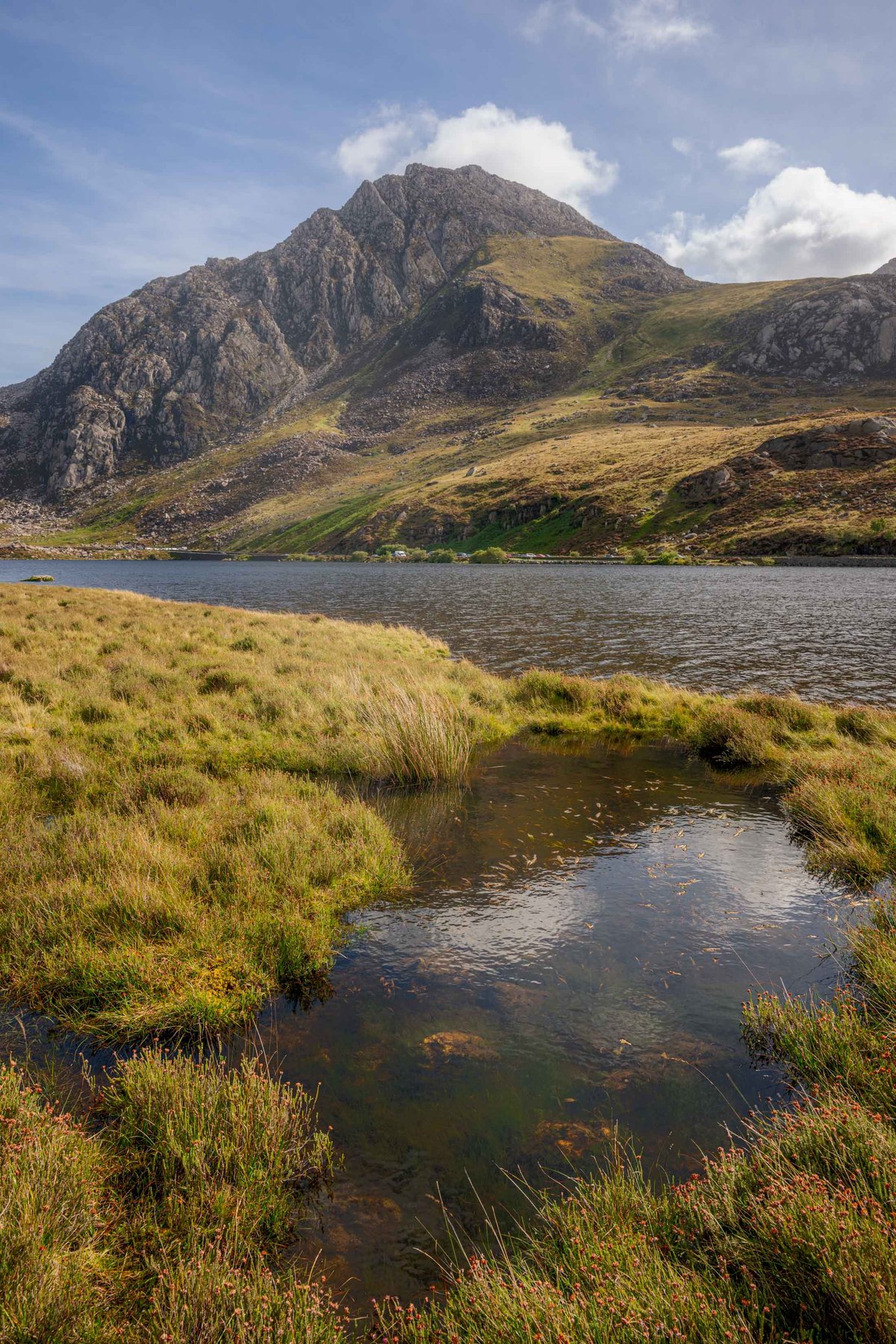 Tryfan boven Llyn Ogwen met een moerassige voorgrond vol heldere poeltjes die de lucht weerspiegelen