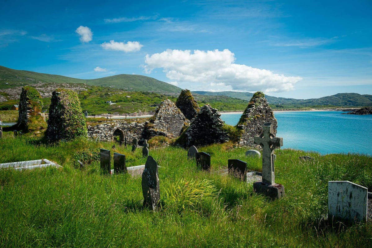 Eeuwenoude grafstenen en Keltische kruisen op het kerkhof van Abbey Island