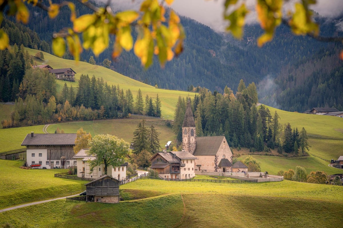 Kerk Santa Maddalena Val di Funes Odle bergen iconisch uitzicht