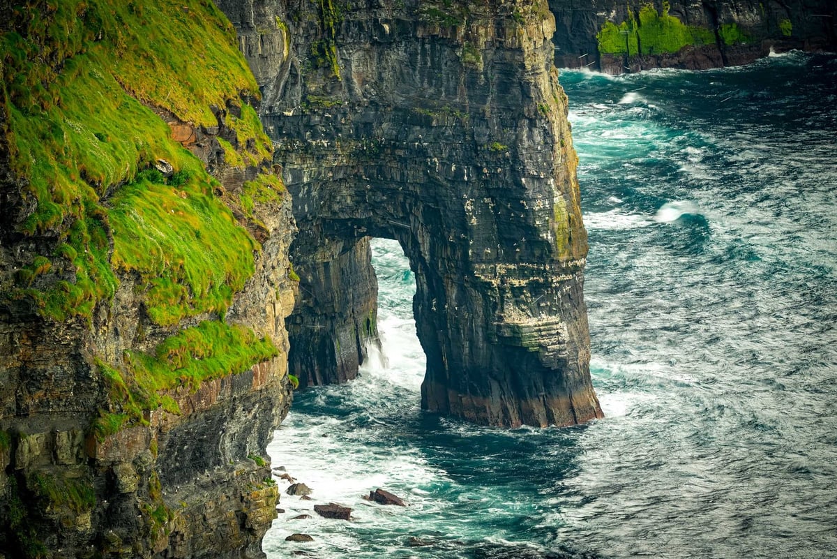 Cliffs of Moher detail rotsen golven close-up