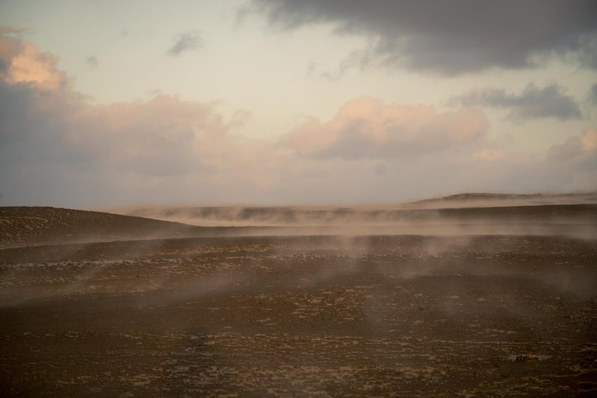 Opstuivend zand in de duinen bij Rubjerg Knude met dramatische wolkenlucht
