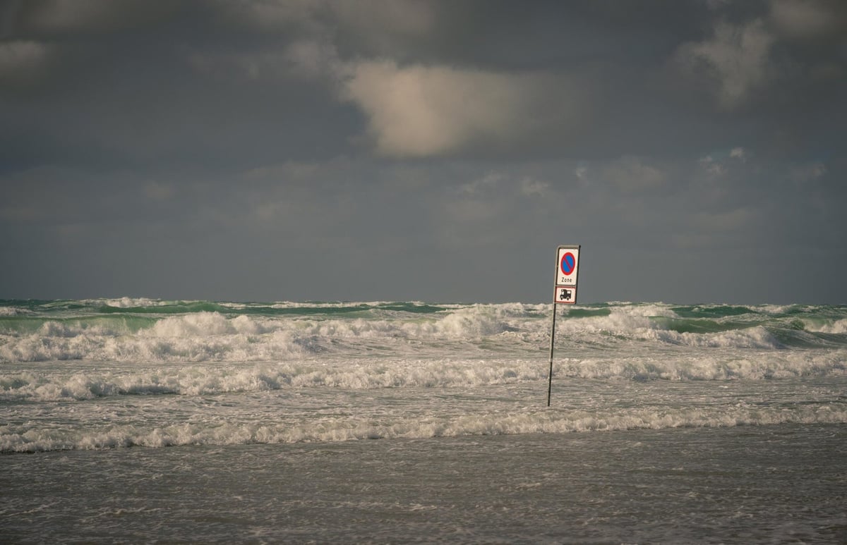 Hoog water aan het Deense strand bij Rubjerg Knude met parkeerverbodsbord
