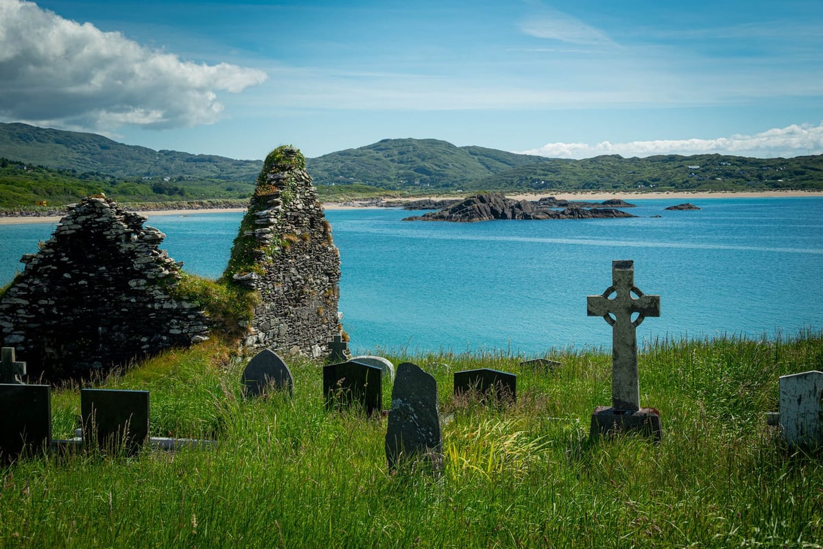 Ruïnes van de abdij uitkijkend over de baai van Derrynane