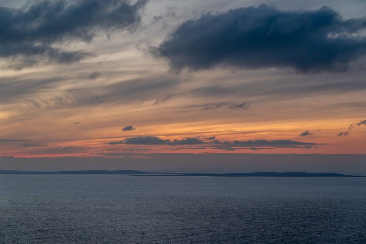 Aran Islands vanaf Cliffs of Moher zonsondergang silhouet