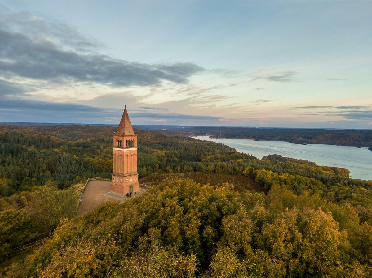 Silkeborg meren ochtendmist drone perspectief herfstkleuren