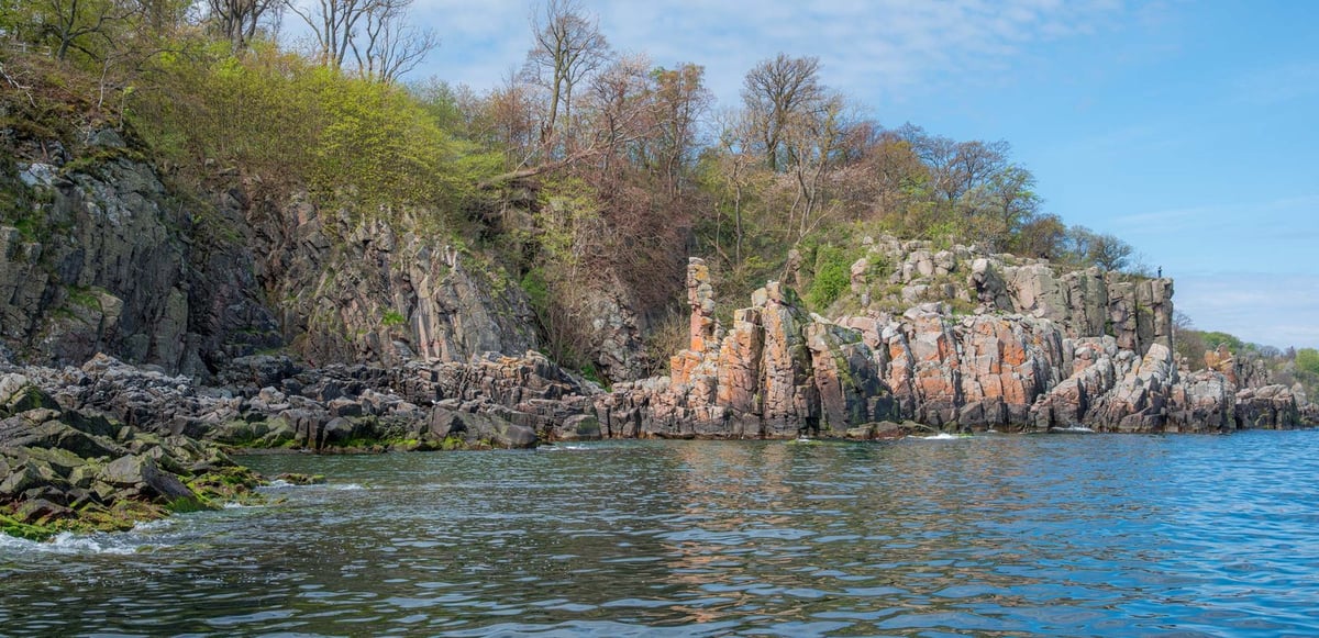 Panorama van Helligdomsklipperne met dramatische granieten rotsen langs de Baltische Zee