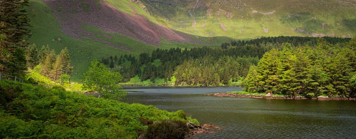 Panorama van Lough Caum met bergen van de Slieve Mish op de achtergrond