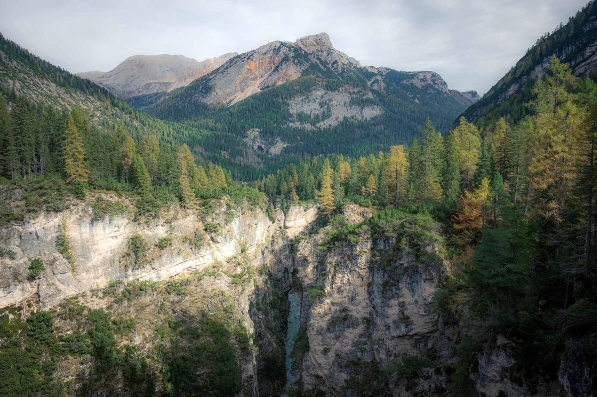 Panoramisch uitzicht over de diepe kloof van de Rio Fanes