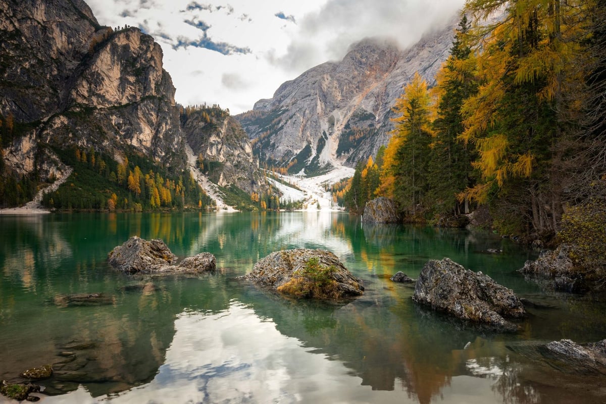 Lago di Braies turquoise water herfst Dolomieten