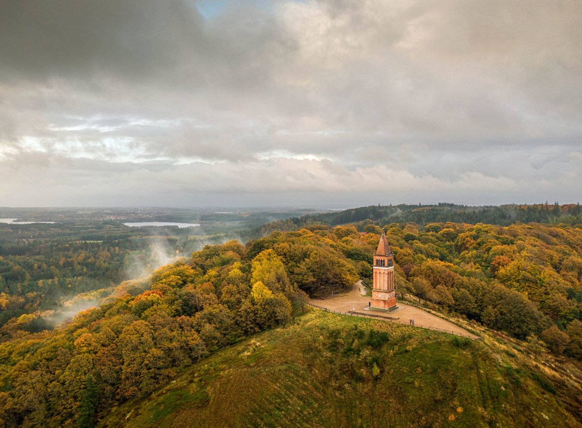 Luchtfoto van het Silkeborg merengebied in herfstkleuren