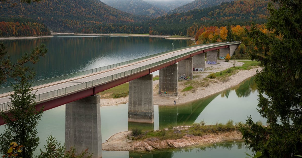 Brug Sylvensteinsee Beieren herfst