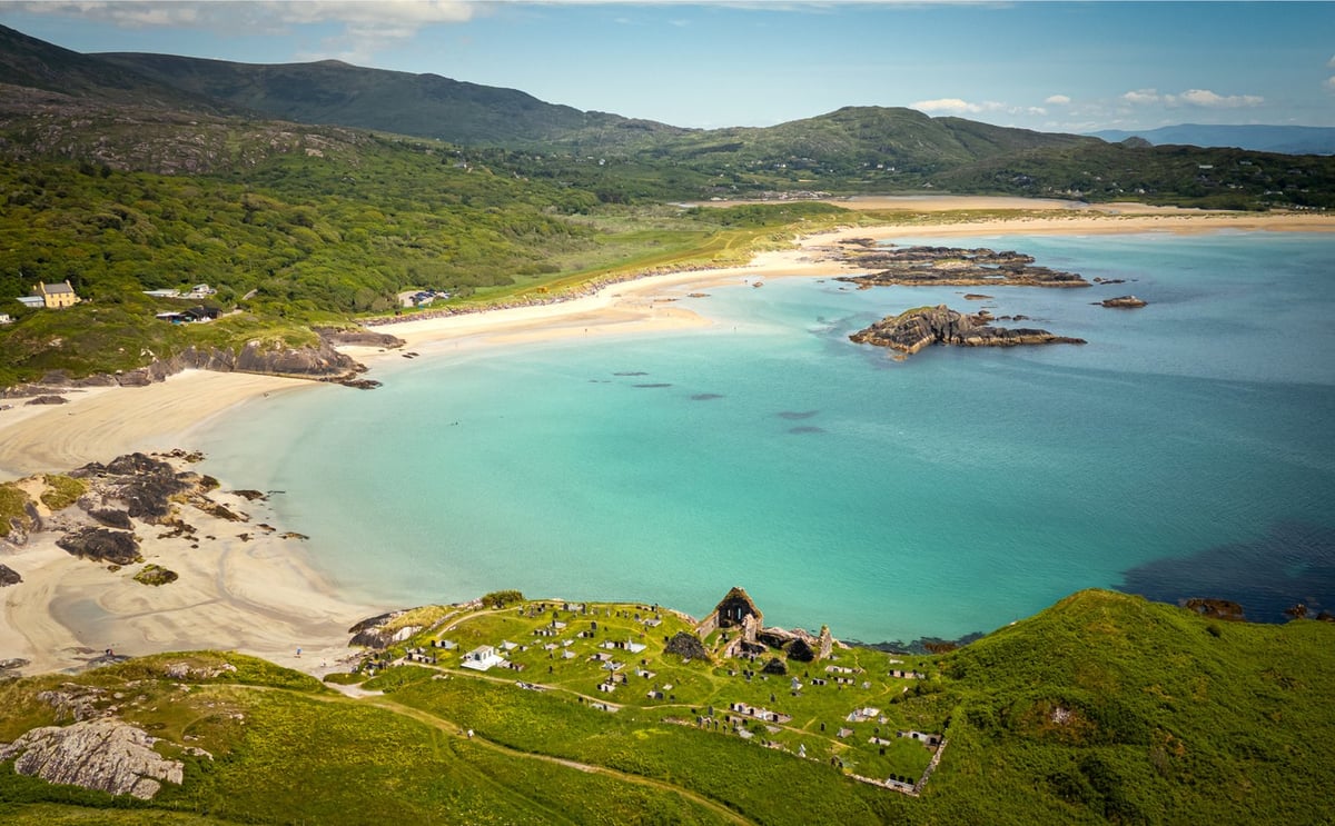 Luchtfoto van Abbey Island en Derrynane Beach met turquoise water