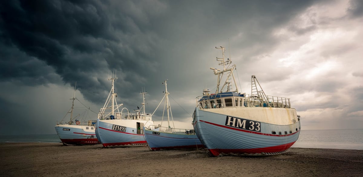 Thorup Strand vissersboten dreigende lucht