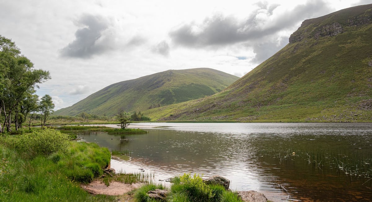 Lough Slat met uitzicht op de bergen van de Slieve Mish