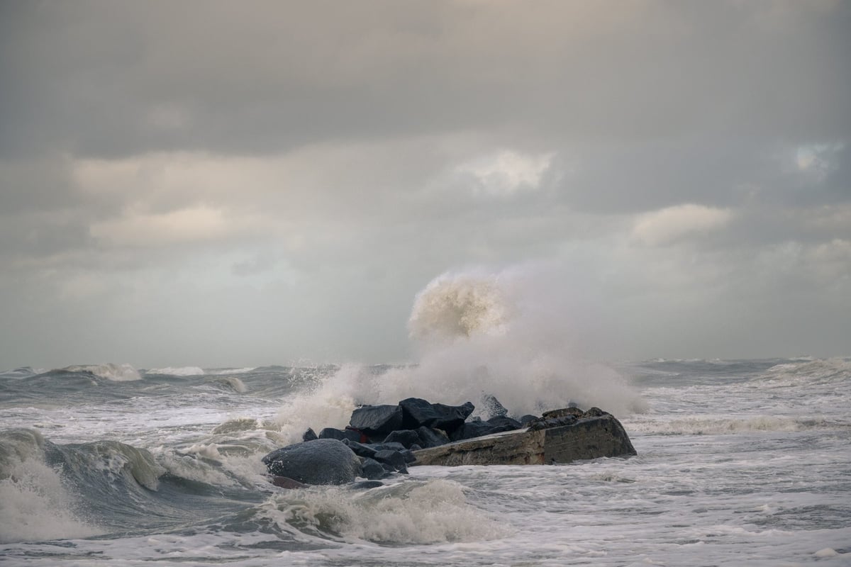 Woeste Noordzee met hoge golven aan de Deense kust