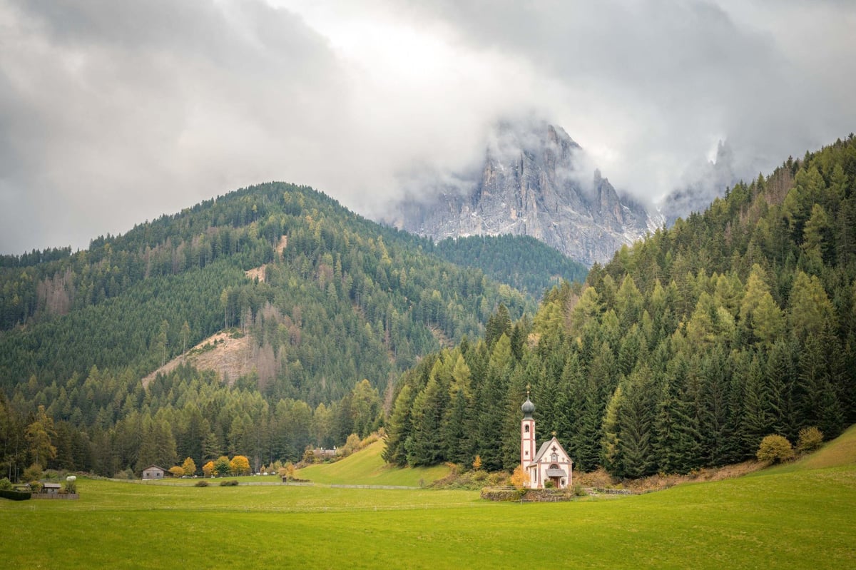Val di Funes met het kerkje van Santa Maddalena in de herfst