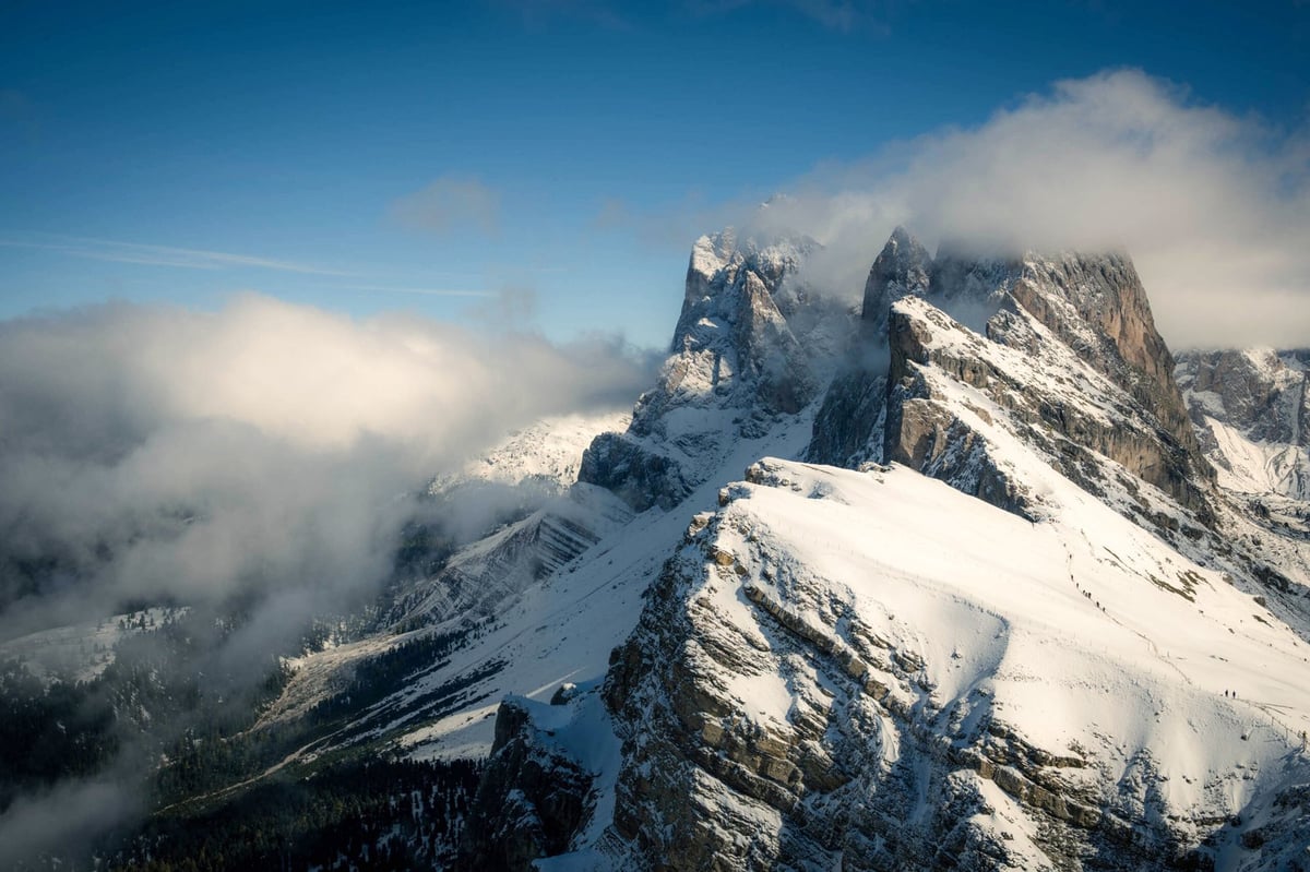Eerste sneeuw oktober bergtoppen Seceda