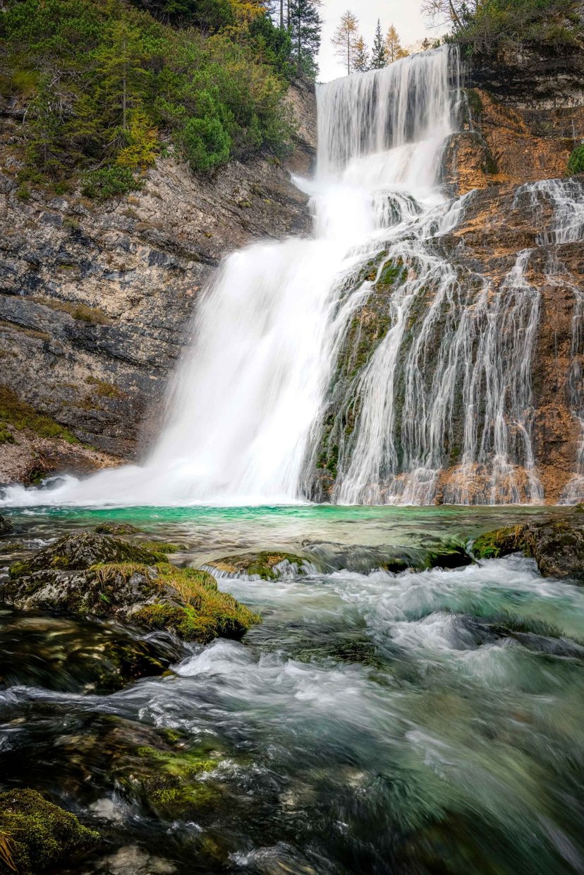 Hoge waterval tussen rotswanden