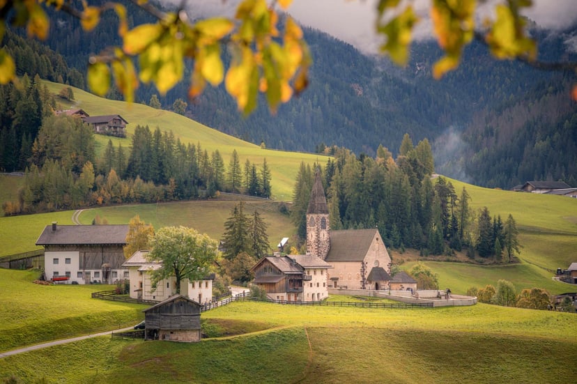 Kerk Santa Maddalena bergen Zuid-Tirol