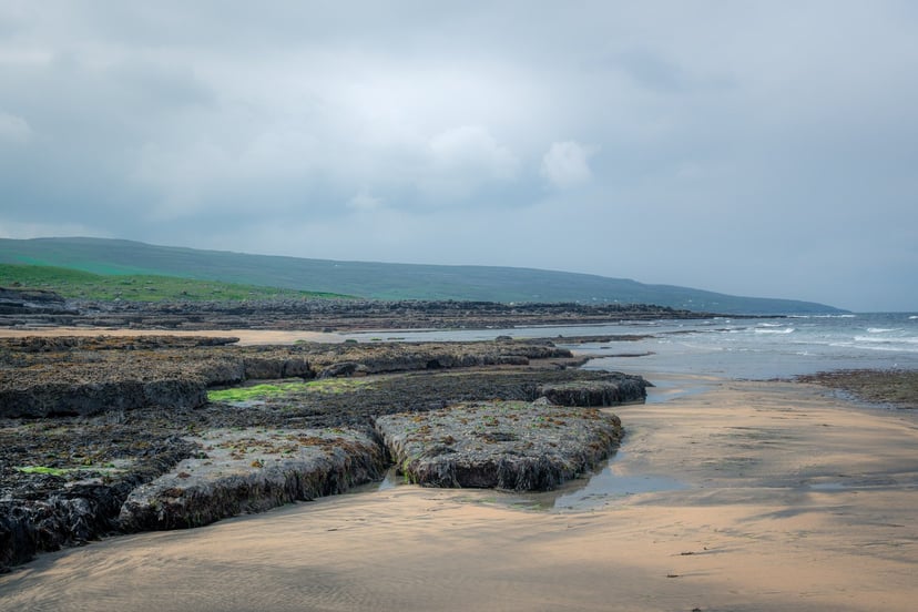 Fanore Beach strandlijn golven zand
