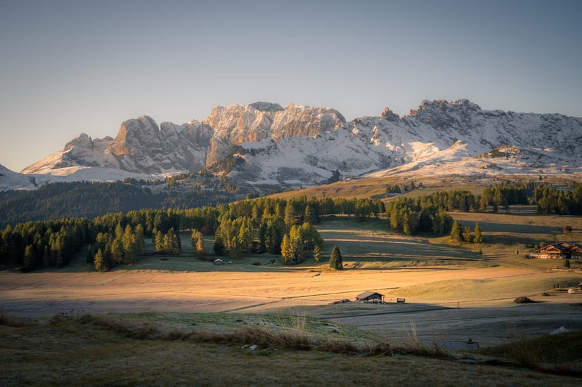 Seiser Alm zonsopkomst nevel Sassolungo