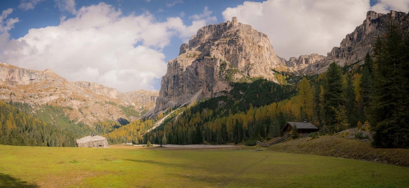 Panoramafoto van de Vallunga met bergtoppen rondom