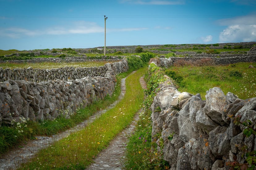Inisheer stenen muurtjes typisch Aran Islands