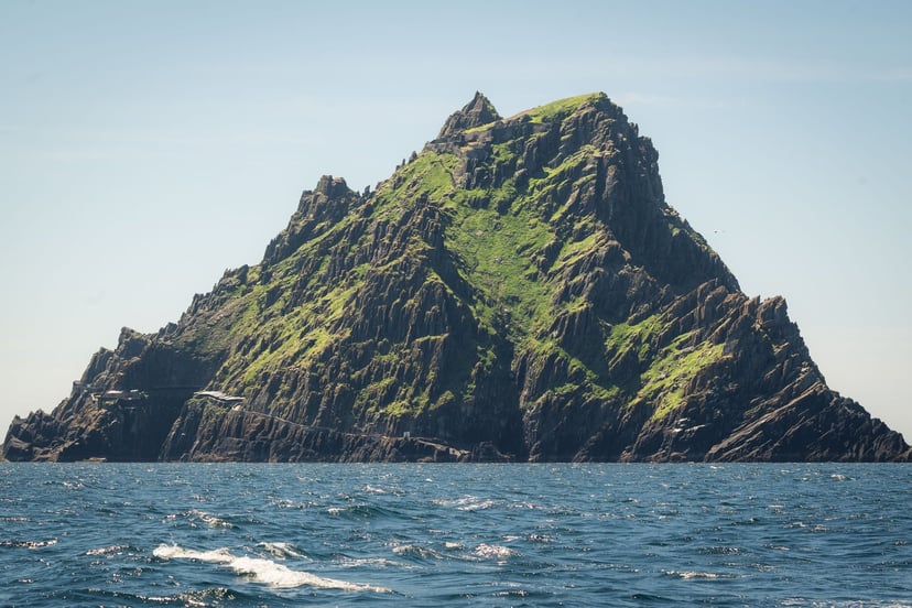 Skellig Michael vanuit de verte met dramatische wolkenlucht