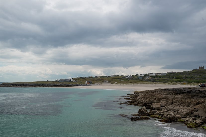 Inisheer strand aankomst haven wit zand