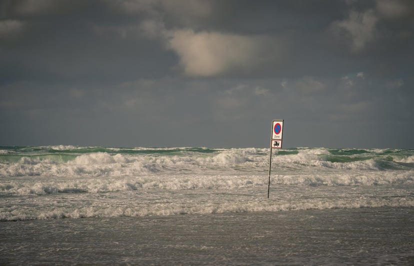 Hoog water Deense strand parkeerverbod