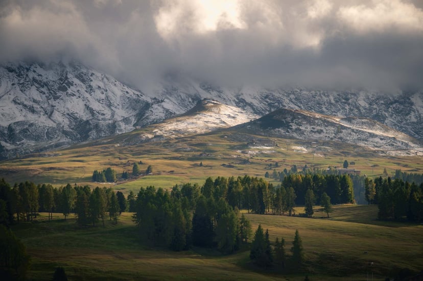 Seiser Alm sneeuw op bergtoppen herfst