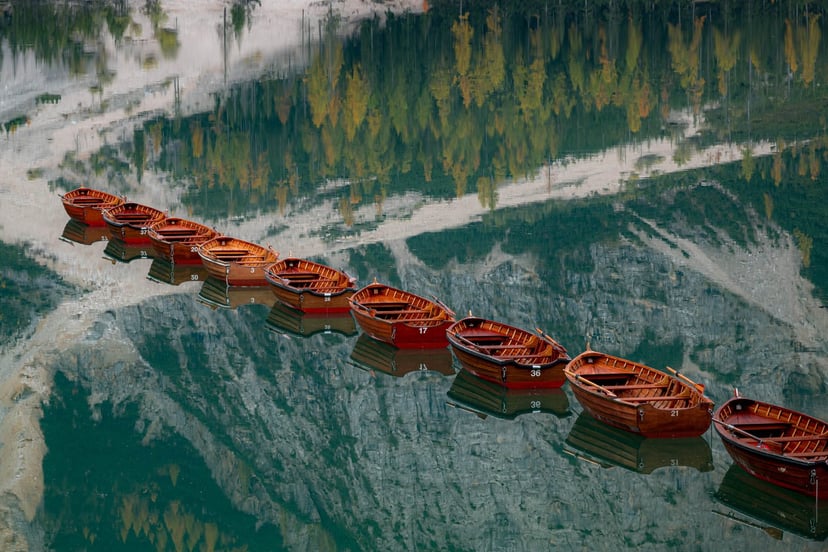 Roeibootjes Lago di Braies ochtendlicht