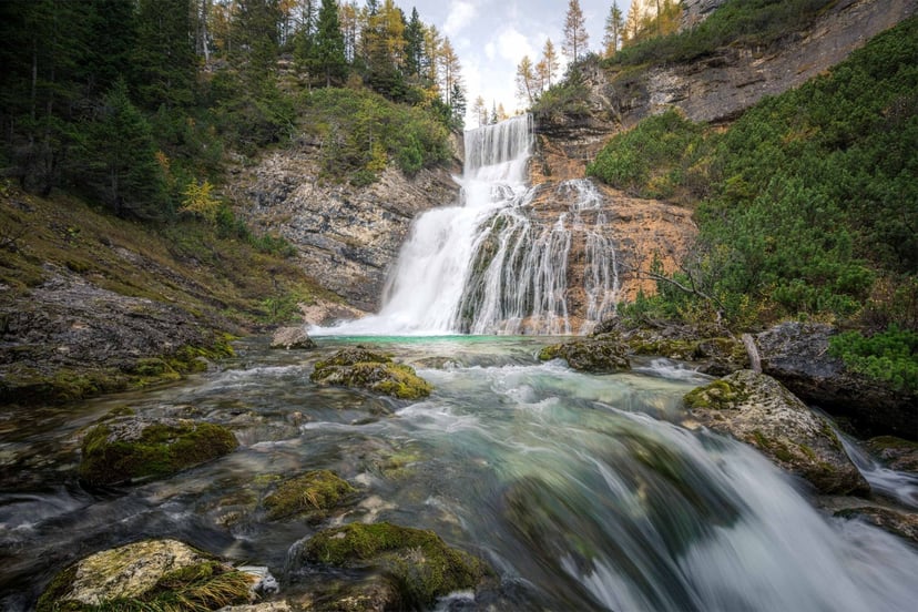 HDR opname van waterval met zijdezacht water