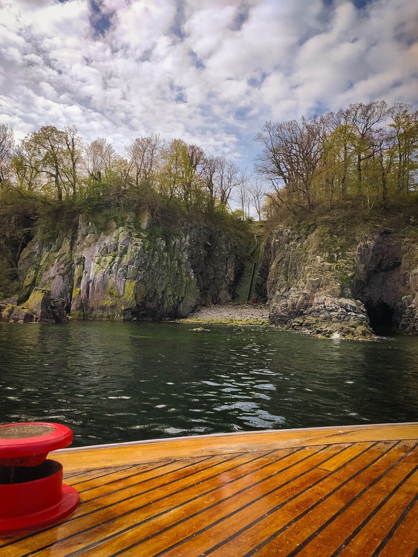 Uitzicht op de kliffen en kustlijn van Bornholm vanaf het water