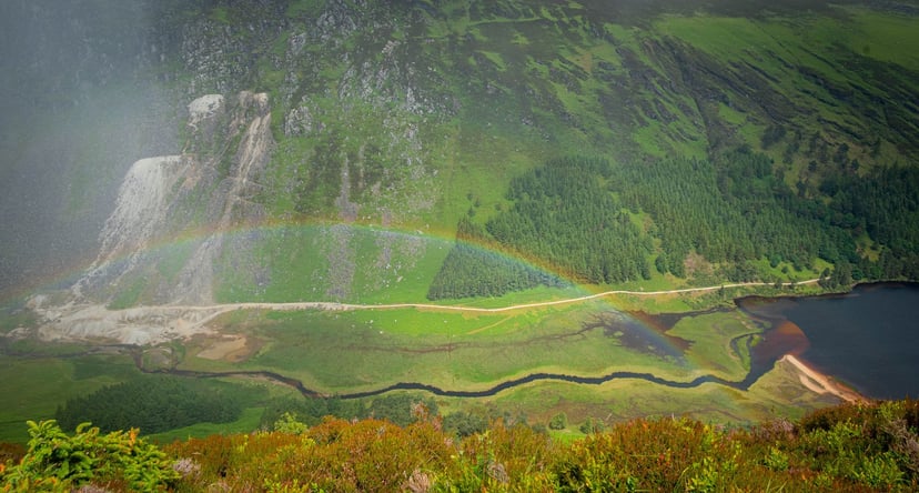 Regenboog over Upper Lake Glendalough