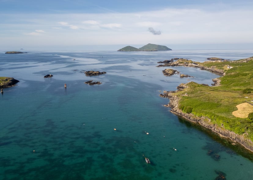 Drone beeld Derrynane Bay turquoise water