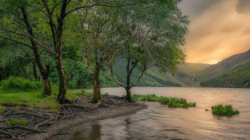 Lower Lake Glendalough bij zonsondergang met reflecties