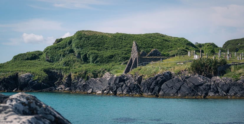 Grafstenen en zee Abbey Island Kerry