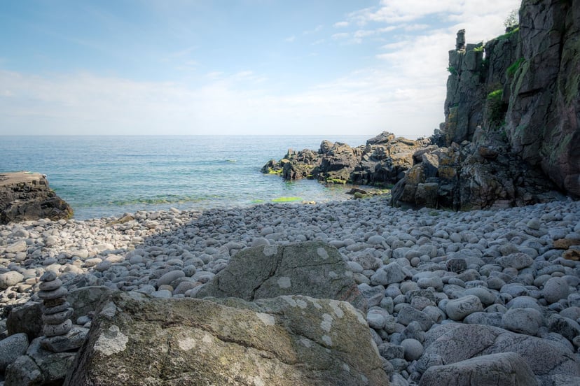 Uitzicht over kliffen en Baltische Zee Bornholm