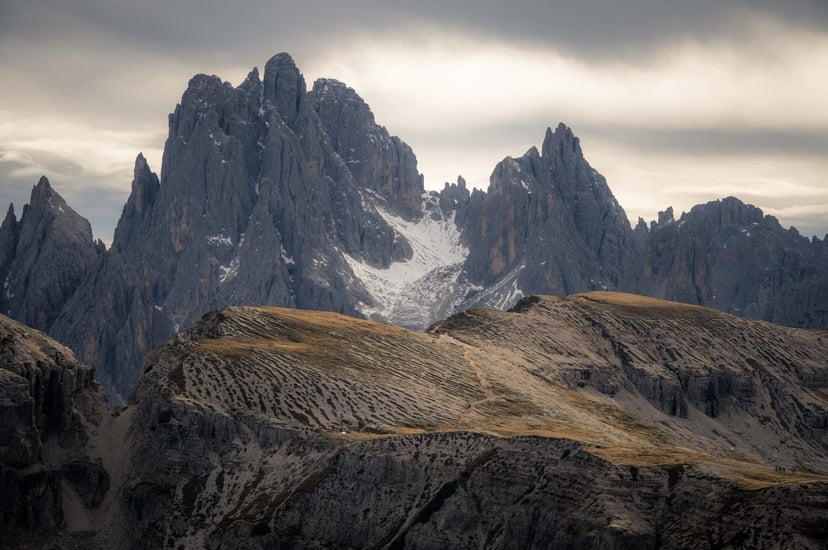 Wandelpad van de klassieke rondwandeling langs Tre Cime di Lavaredo (Drei Zinnen) met berglandschap