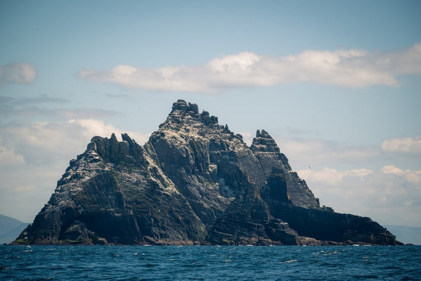 Portmagee haven met kleurrijke gebouwen