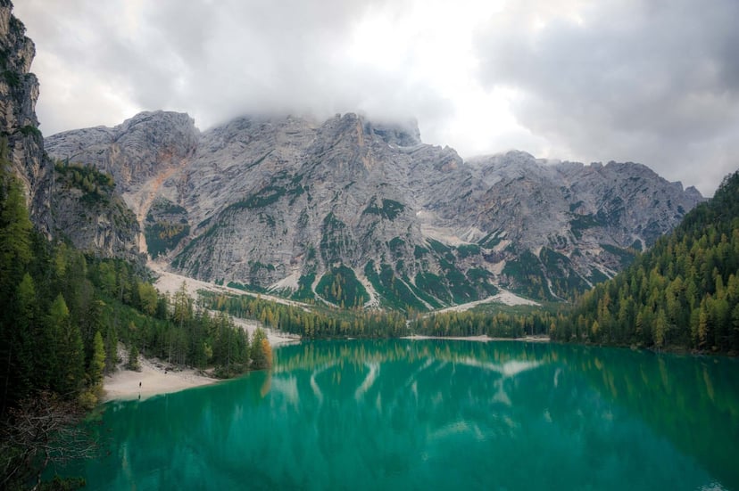 Lago di Braies avond bergsilhouet