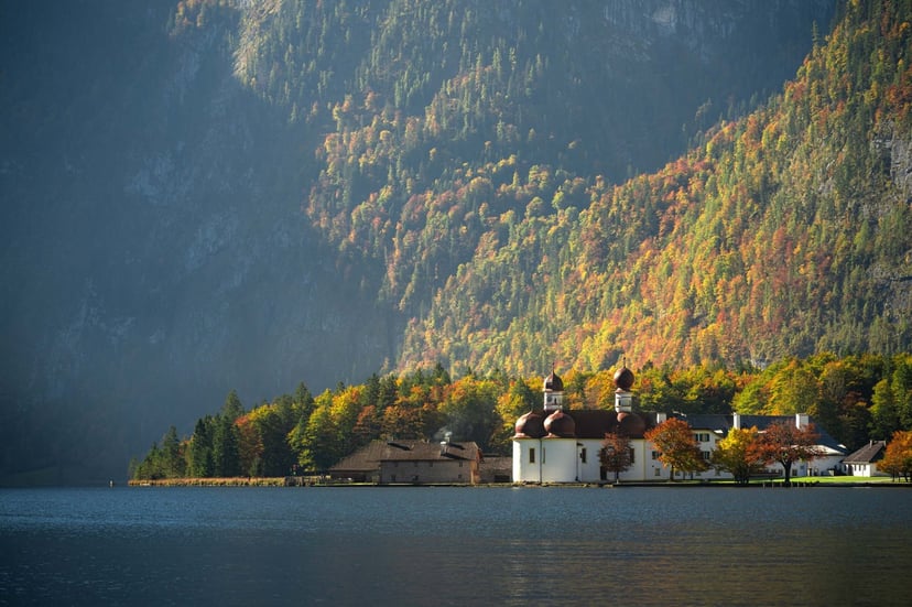 St Bartholomä kerk rode koepels Königssee