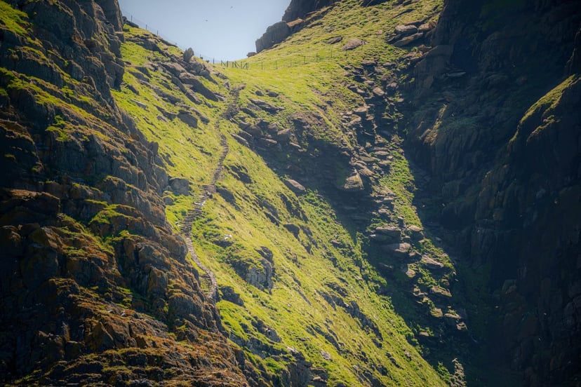 Groene heuvels ontmoeten blauwe oceaan