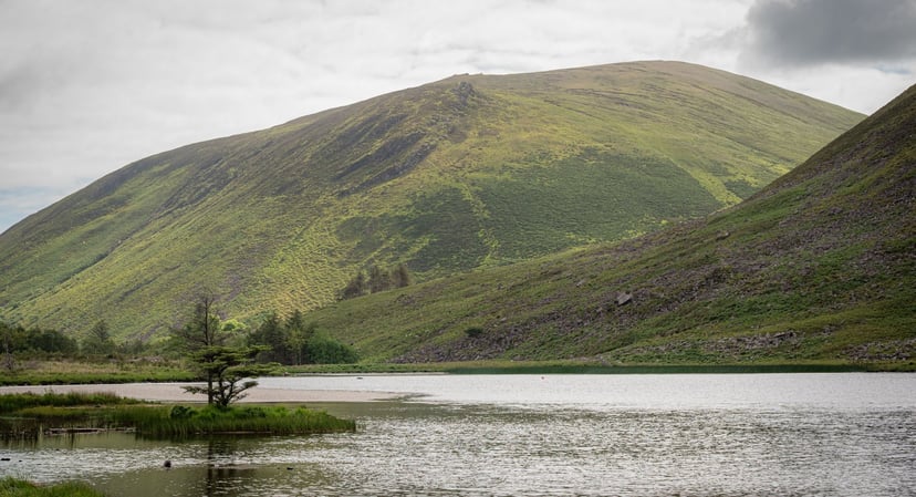 Lough Caum met reflectie bergen Kerry