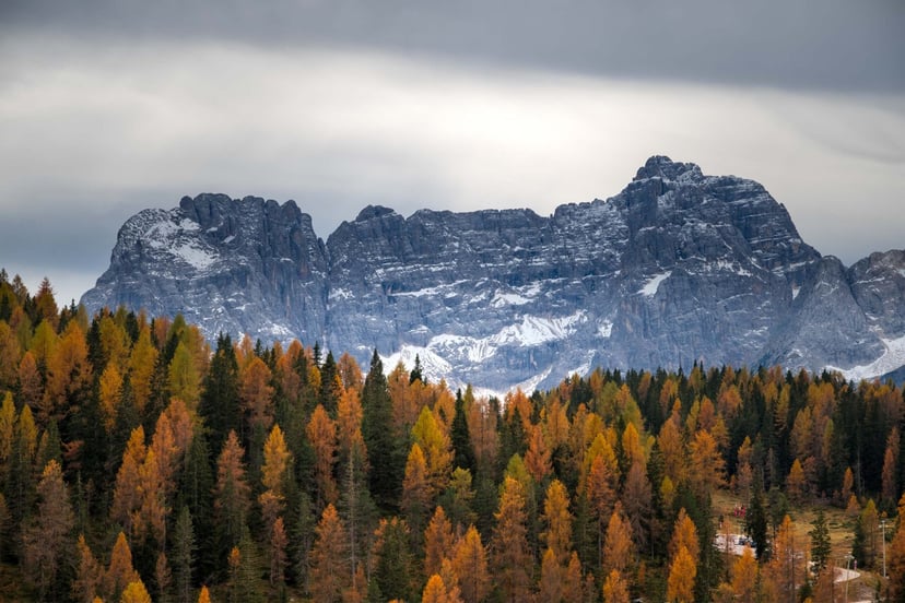 Dramatische wolken boven de rotstoppen van Tre Cime di Lavaredo (Drei Zinnen), Dolomieten