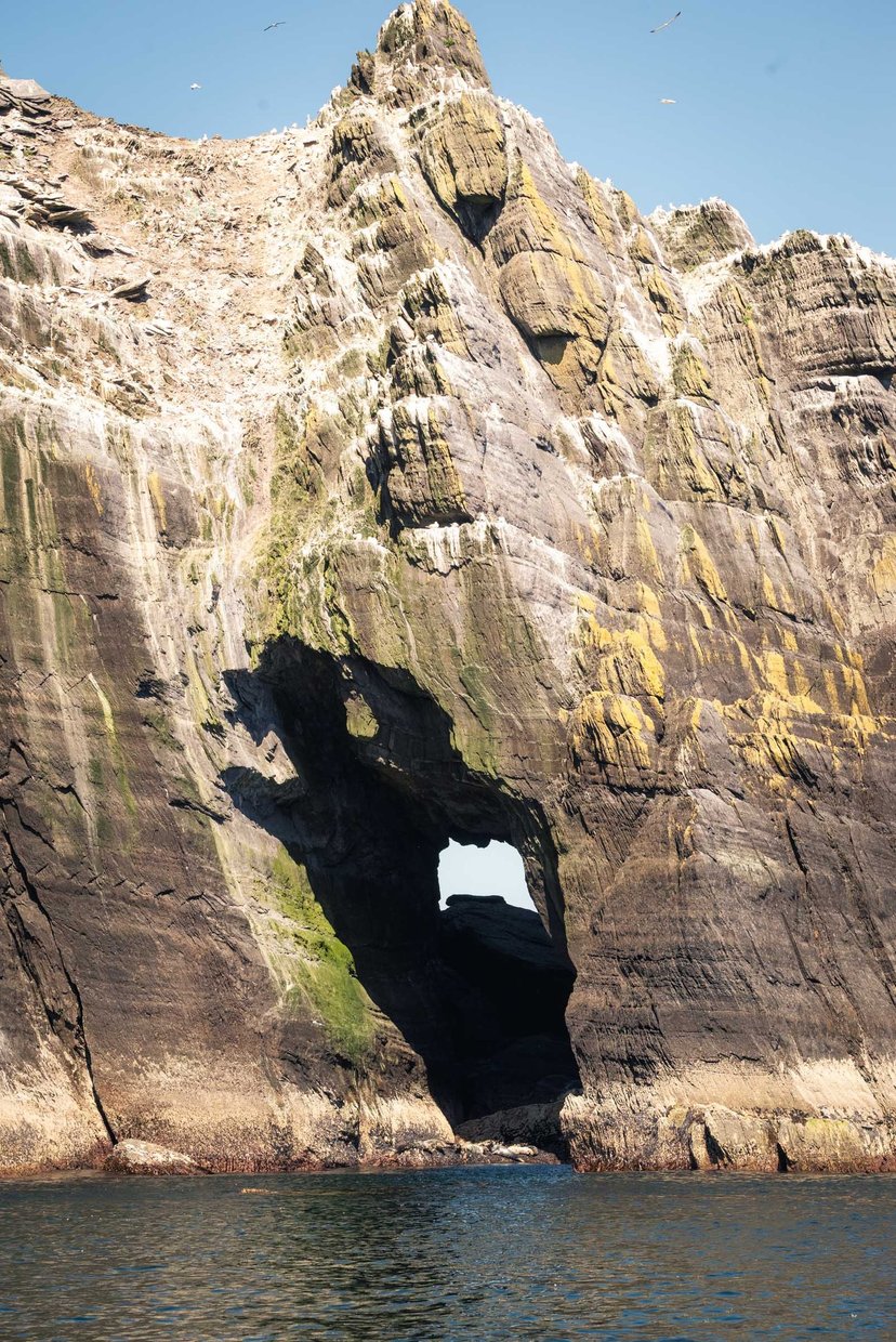 Verticaal beeld van de steile rotswanden van Skellig Michael