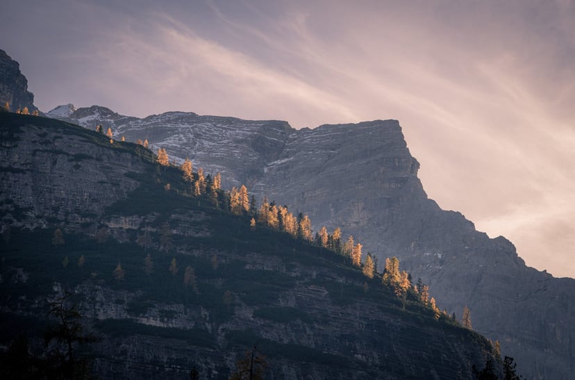 Panorama van de Fanes vallei met bergtoppen